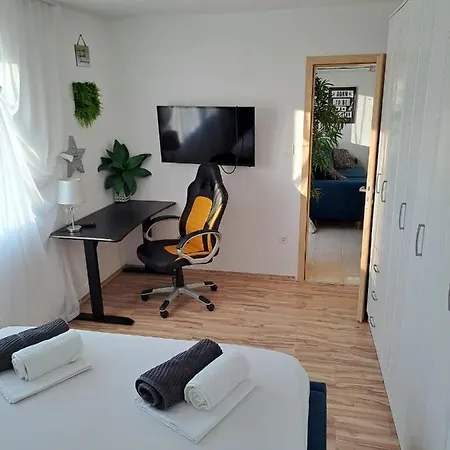 Titania Apartment *